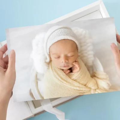 Présentation d'un album photo de naissance haut de gamme sur le site de Tiana Photographe