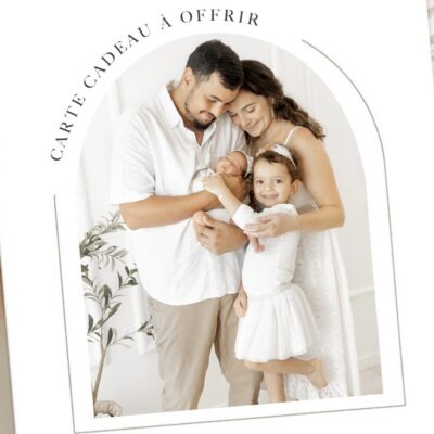 Présentation d'une carte cadeau avec une famille avec son bébé dans les bras lors d'une séance photo avec Tiana Photographe toulouse