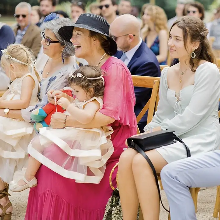Photo de la maman et la soeur de la mariée lors de la cérémonie laïque en train de rigoler