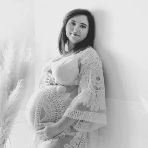 Photo d'une future maman appuyer sur un mûrs lors d'une séance photo avec Tiana Photographe Toulouse