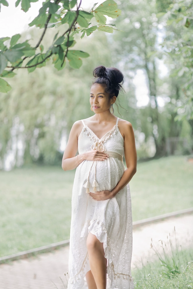 Photo d'une femme enceinte dans un parc lors d'une séance avec Tiana Photographe Toulouse