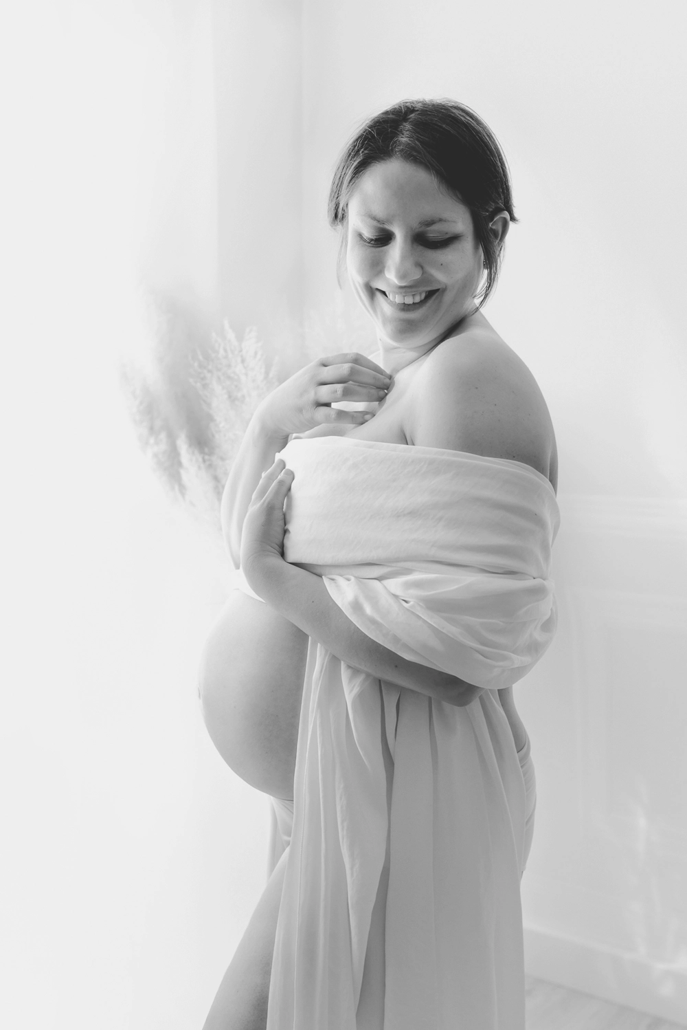 Photo d'une futur maman avec un voile dans le studio de Tiana Photographe Toulouse