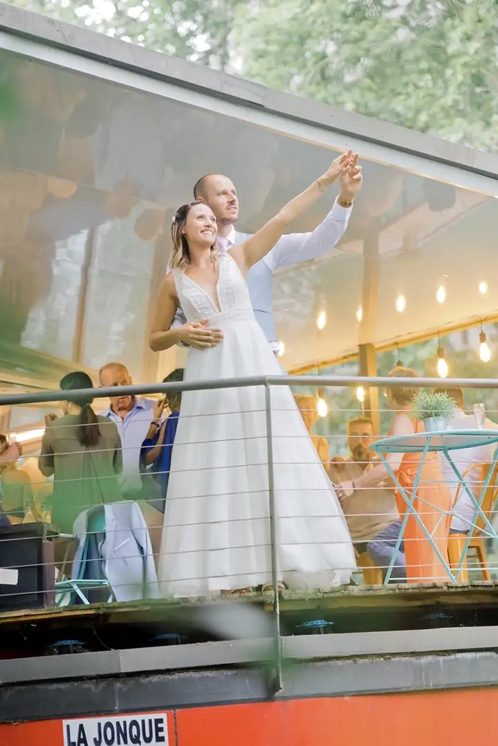 Photo de mariage d'un couple sur une Péniche qui s'appelle La Jonque en regardant vers l'horizon sur la Garonne à Toulouse