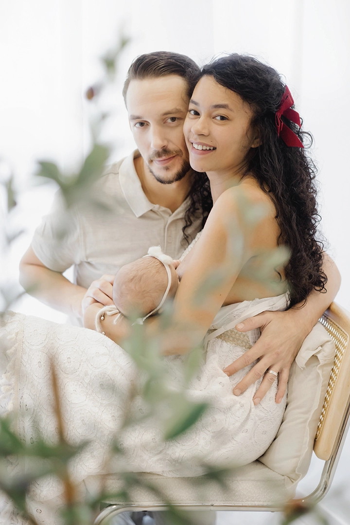 Photo d'un bébé en train d'allaiter lors d'une séance photo avec Tiana Photographe Toulouse