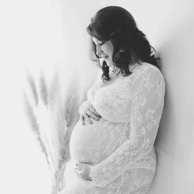 Photo d'une femme enceinte regardant tendrement son ventre lors d'une séance photo avec Tiana Photographe Toulouse