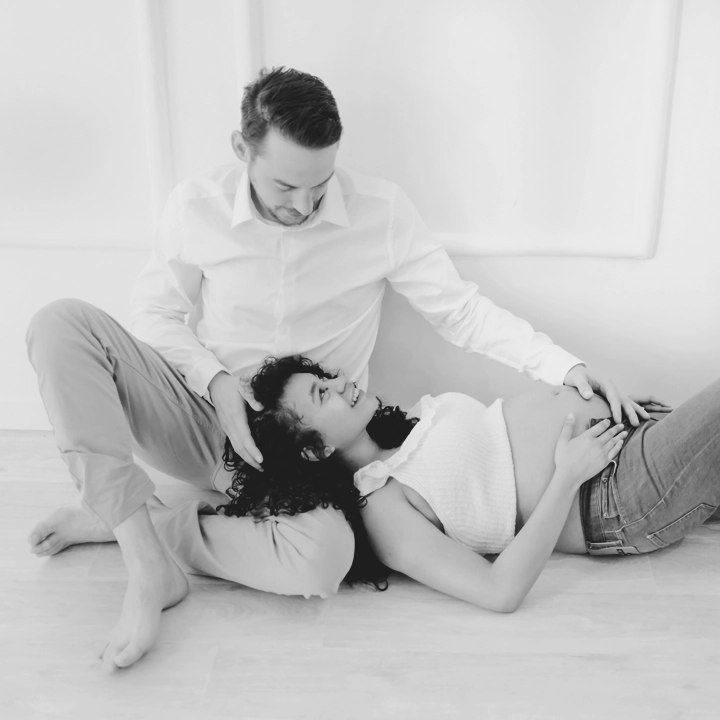 Un couple qui se regarde les yeux dans les yeux lors d'une séance photo avec Tiana Photographe à Toulouse