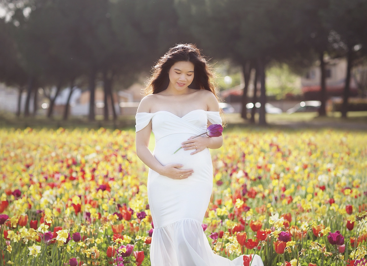 Photo d'une femme enceinte dans un champs de tulipe à Toulouse
