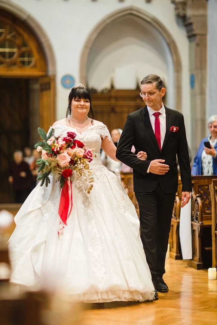 Photo de la mariée et son papa entrant dans l'église par Tiana Photographe Toulouse