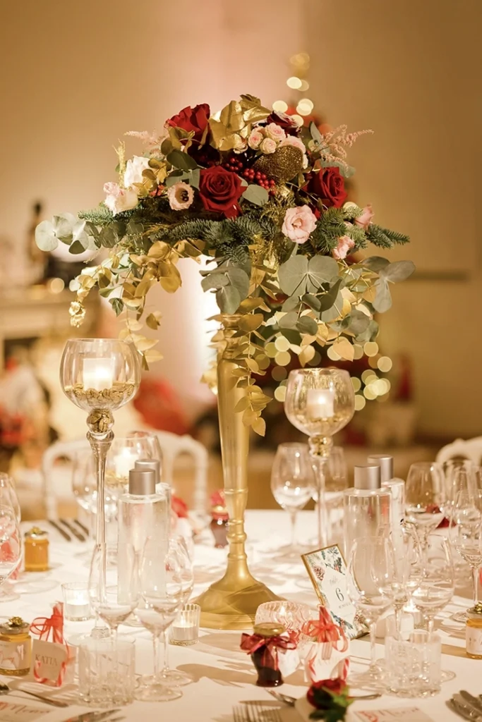Centre de table d'un bouquet de fleurs dans le thème de Noël