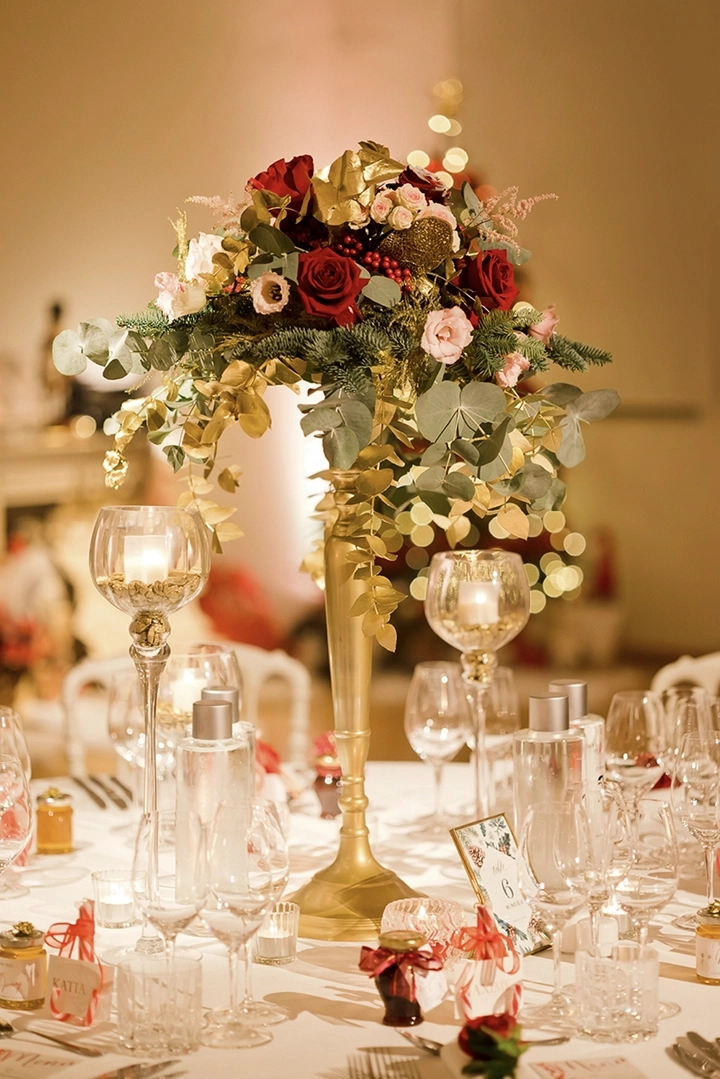 Centre de table d'un bouquet de fleurs dans le thème de Noël