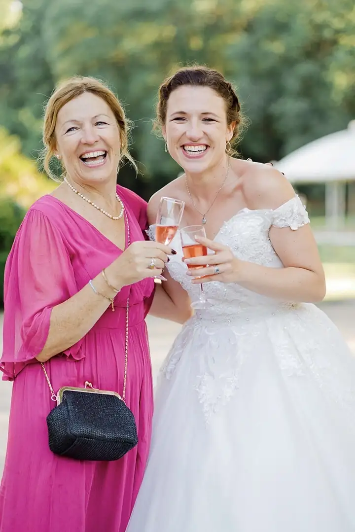 Photo de la mariée avec sa maman en train de trinquer lors de son mariage