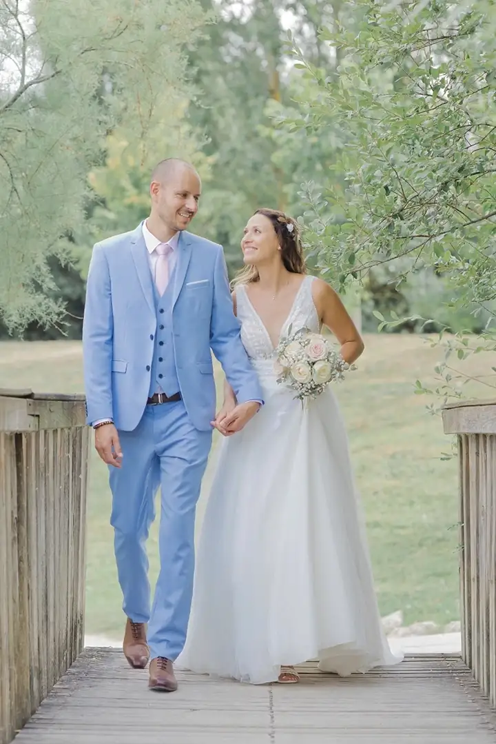 Photo de couple de mariés sur un pont en se regardant les yeux dans les yeux au Lac de Bruguières à Toulouse