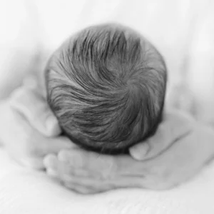 Photo de la tête d'un bébé vue de haut en noir et blanc