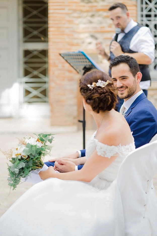Cérémonie laïque de mariage au Moulin de Rudelle près de Toulouse, échange de regards entre les mariés