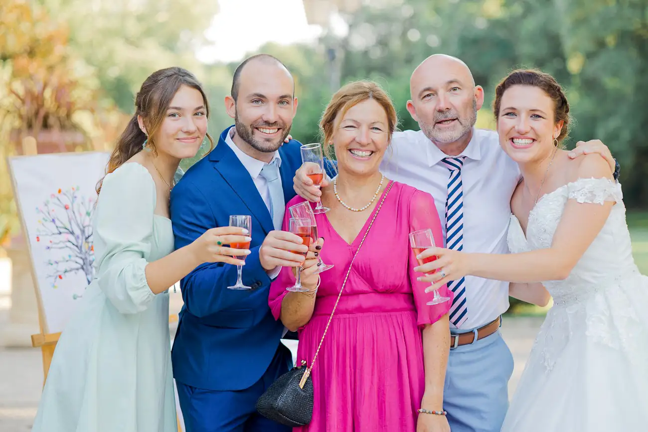Photo de famille de la mariée lors du vin d'honneur de son mariage au Moulin de rudelles à Muret