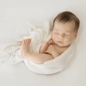 Photo d'un nouveau né lors d'une séance photo avec Tiana Photographe naissance Toulouse