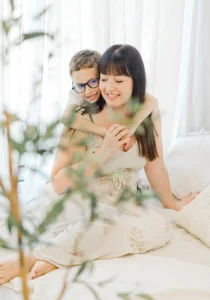 Photo d'une mère et son fils joyeux lors d'une séance fêtes des mères avec Tiana Photographe Toulouse