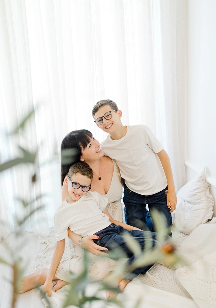 Photo d'une maman et ses deux fils joyeux lors d'une séance fêtes des mères avec Tiana Photographe Toulouse