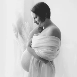 Photo d'une futur maman avec un voile dans le studio de Tiana Photographe Toulouse