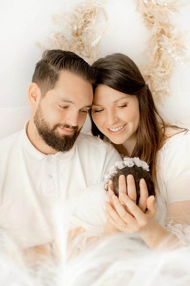 Photo des parents regardant leur bébé tendrement. Photo prise par une photographe naissance à Toulouse