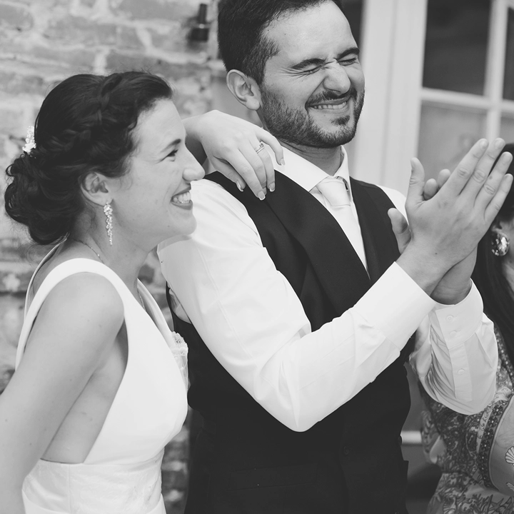 Photo de couple de mariés en éclat de rire lors de leur mariage avec Tiana Photographe Toulouse au Moulin de Rudelle à Muret