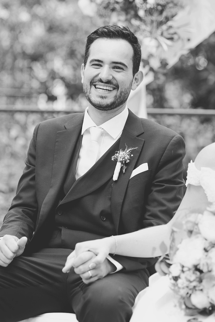 Le beau sourire du marié durant la cérémonie laïque au Moulin de Rudelle avec Tiana Photographe Toulouse