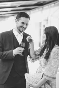 Joie du marié avec sa soeur lors de son vin d'honneur au Moulin de Rudelle à Muret