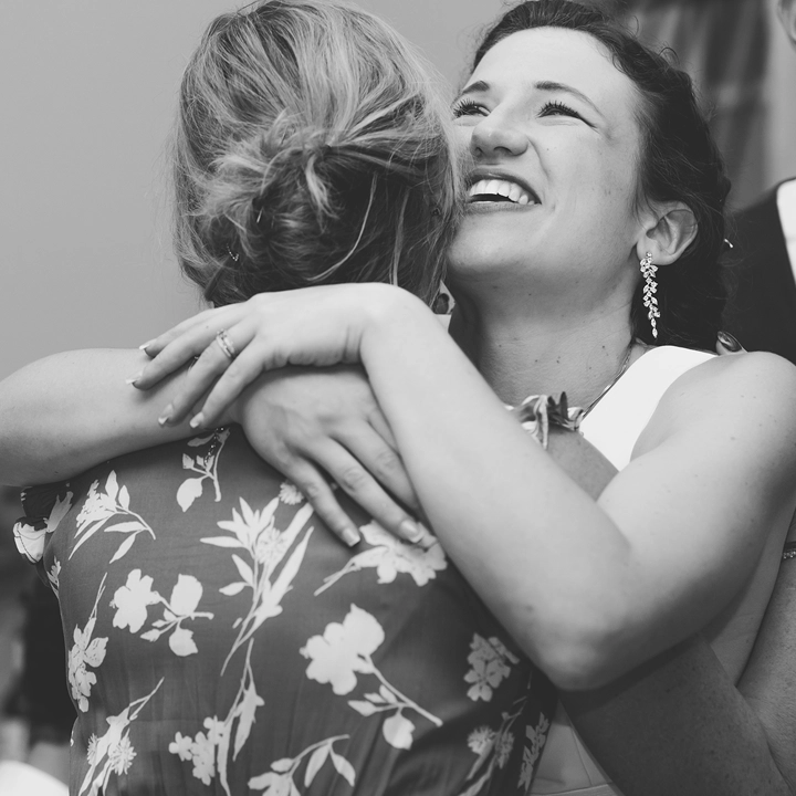 Embrassade de la mariée avec sa maman durant la soirée de son mariage