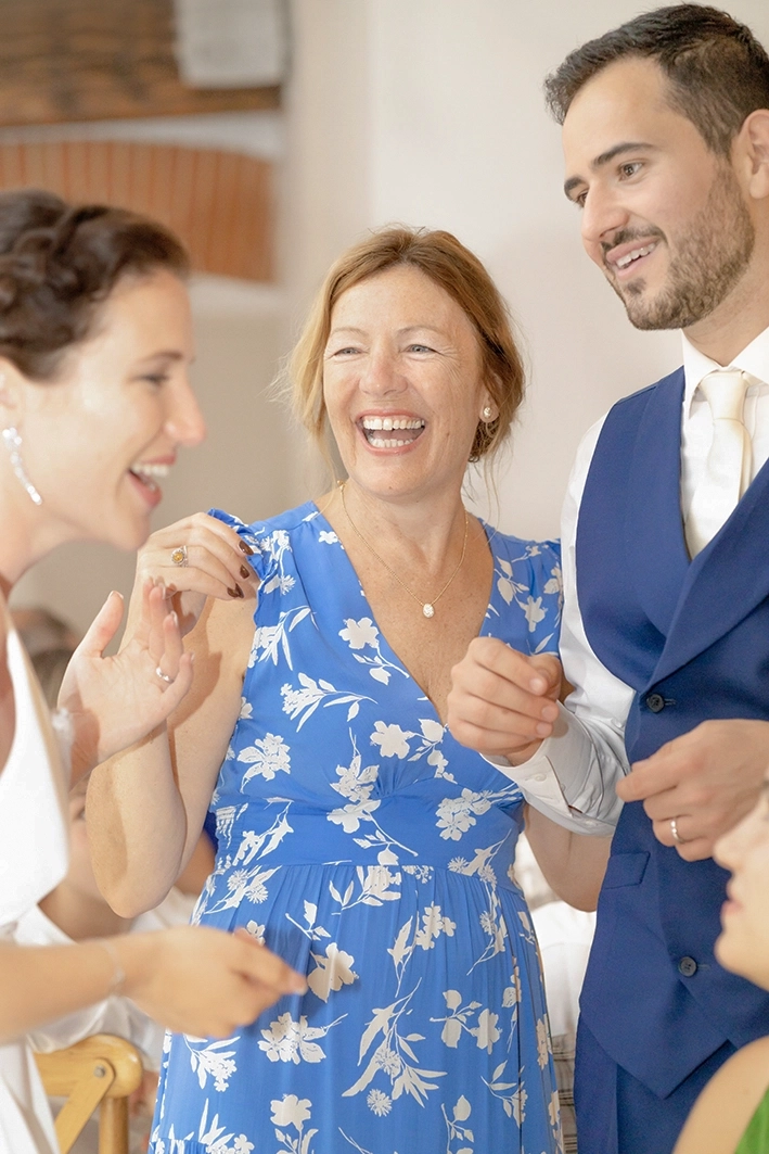Photo e la maman de la mariée heureuse en éclat de rire durant la soirée de mariage de sa fille