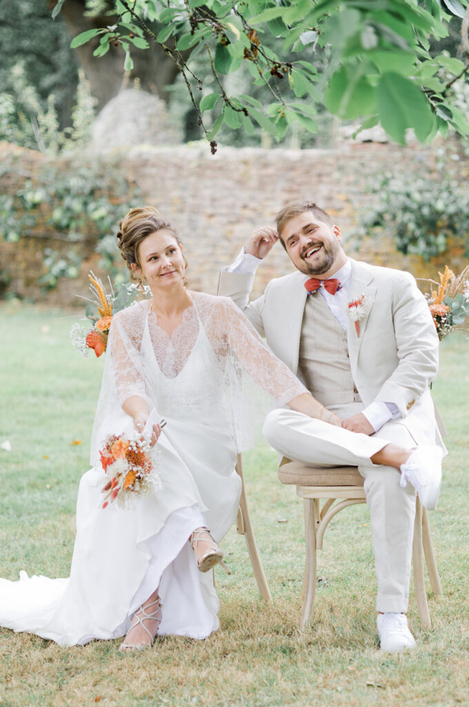 Couple de marié durant la cérémonie laïque assise sur leur chaise