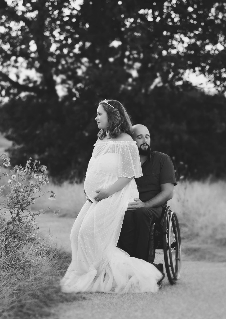 Photo de grossesse d'un handicape en extérieur par Tiana Photographe Toulouse