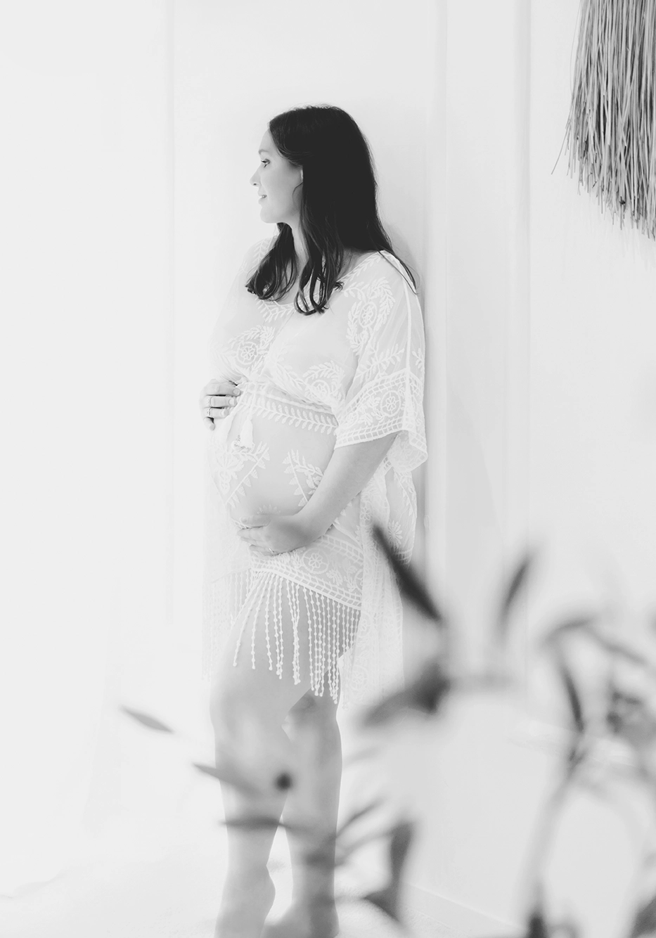 Photo de grossesse d'une maman dans le studio de Tiana Photographe