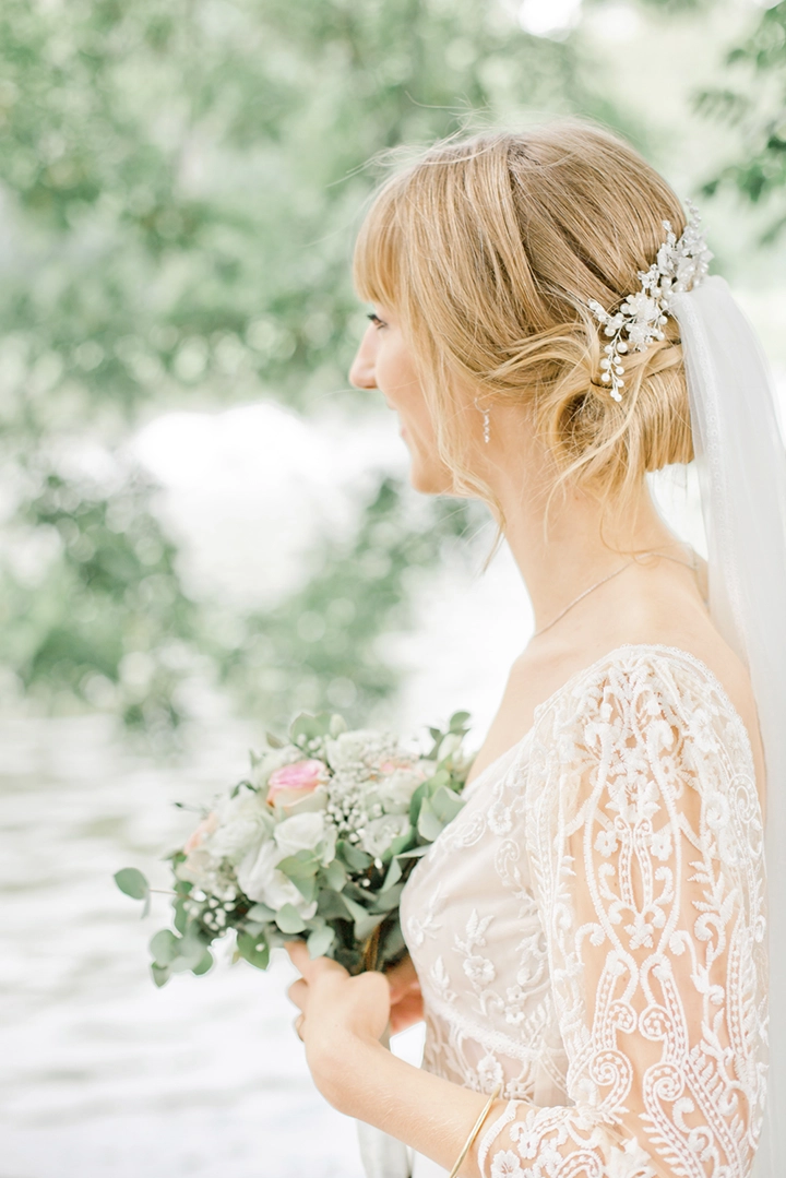 Photo de profil de la mariée portant son bouquet de fleur dans un style champêtre
