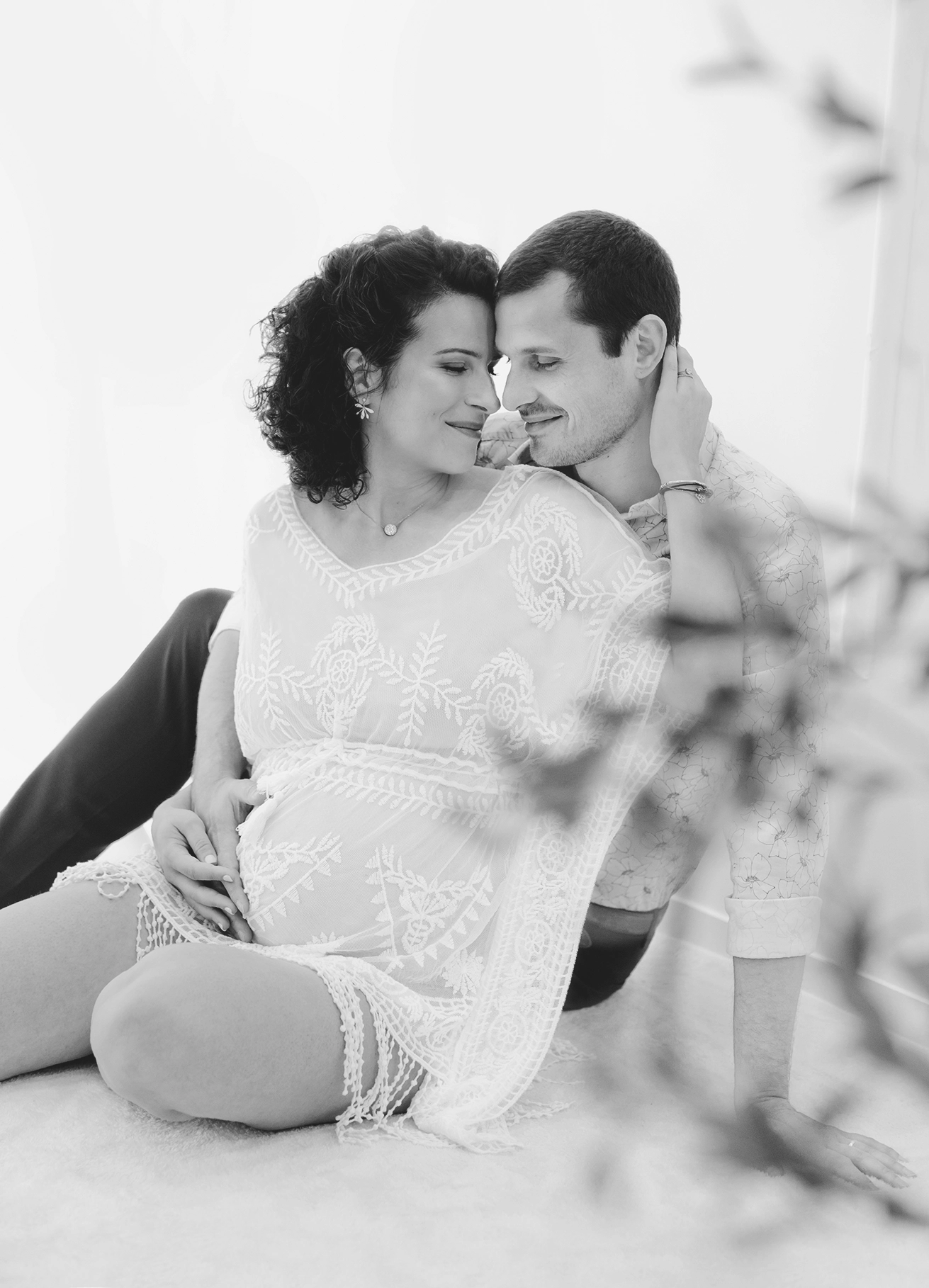 Photo de maternité d'un couple au studio de Tiana Photographe Toulouse Nord