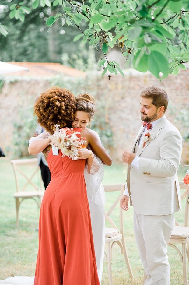 Photo de la mariée et son témoin en train de s'embrasser
