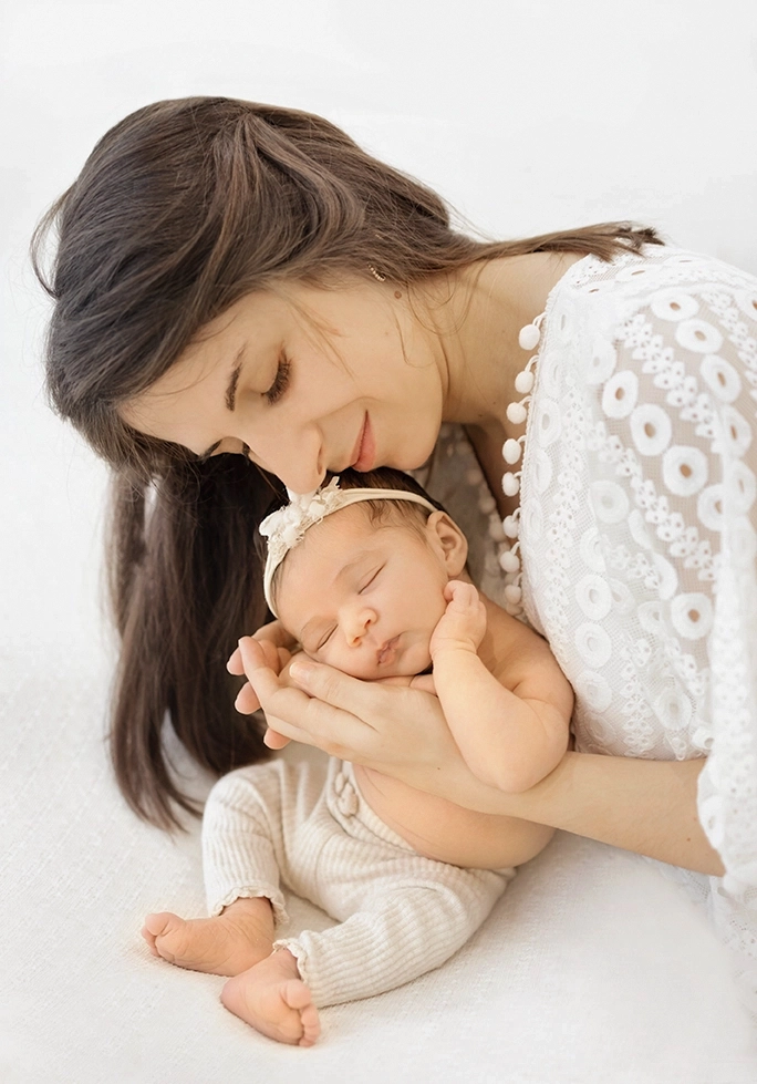 Photo d'une maman portant son bébé dans les bras tendrement