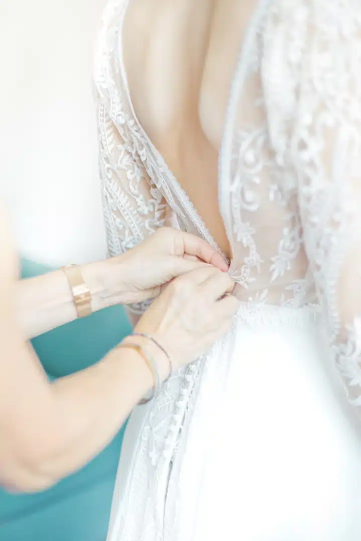 Préparation de la mariée avec sa maman