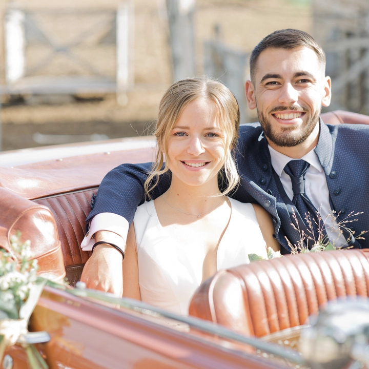 photo de couple dans une Cadillac, reportage de mariage par Tiana Photographe Toulouse