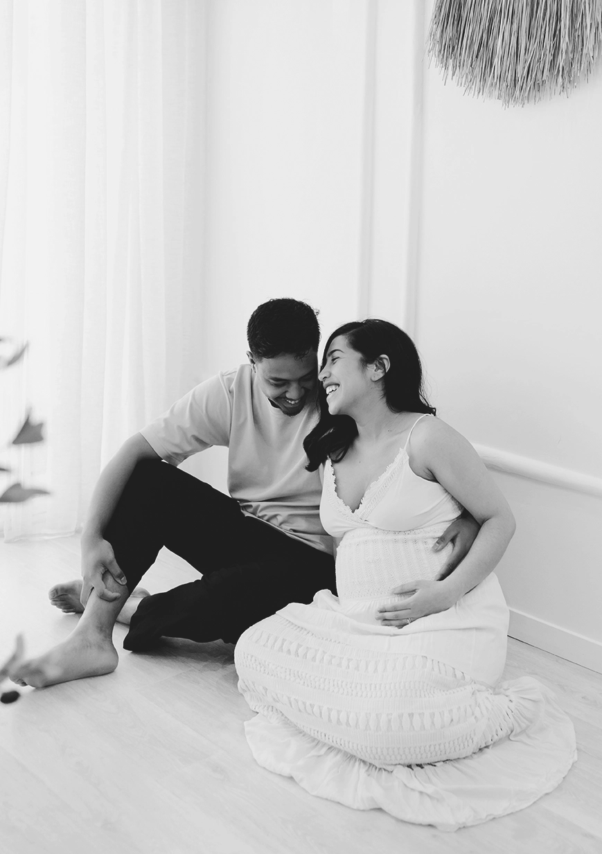 Shooting d'une future maman et son mari en studio chez Tiana Photographe Toulouse