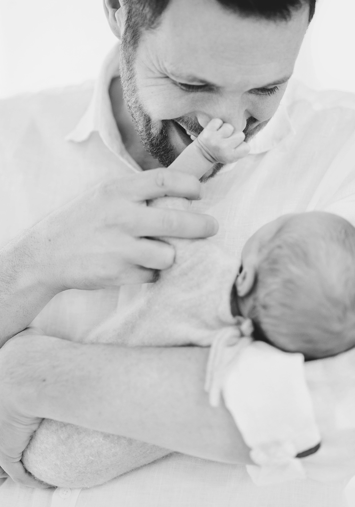 Photo de papa avec son bebe dans les bras