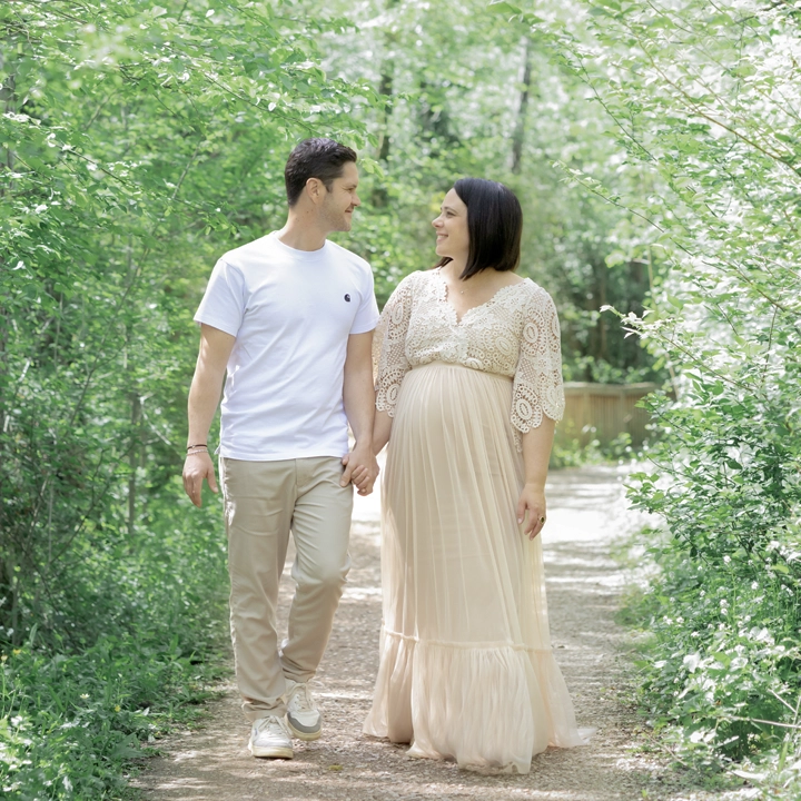 Séance photo d'un couple dans la forêt à Labastide Saint Senin