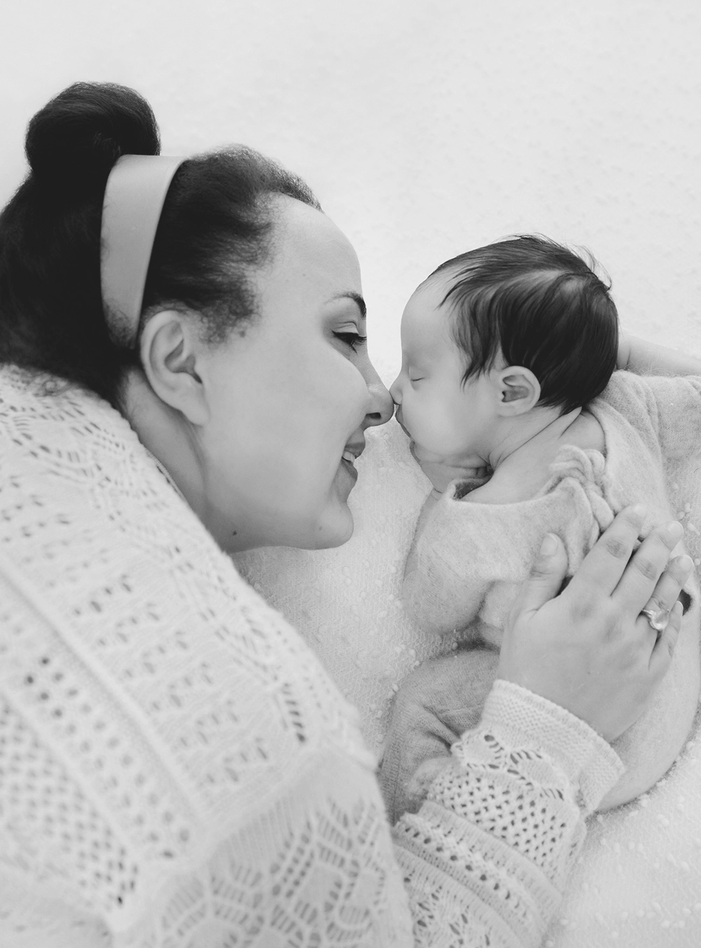Photo de maman et bébé nez à nez lors d'un shooting photo à Toulouse