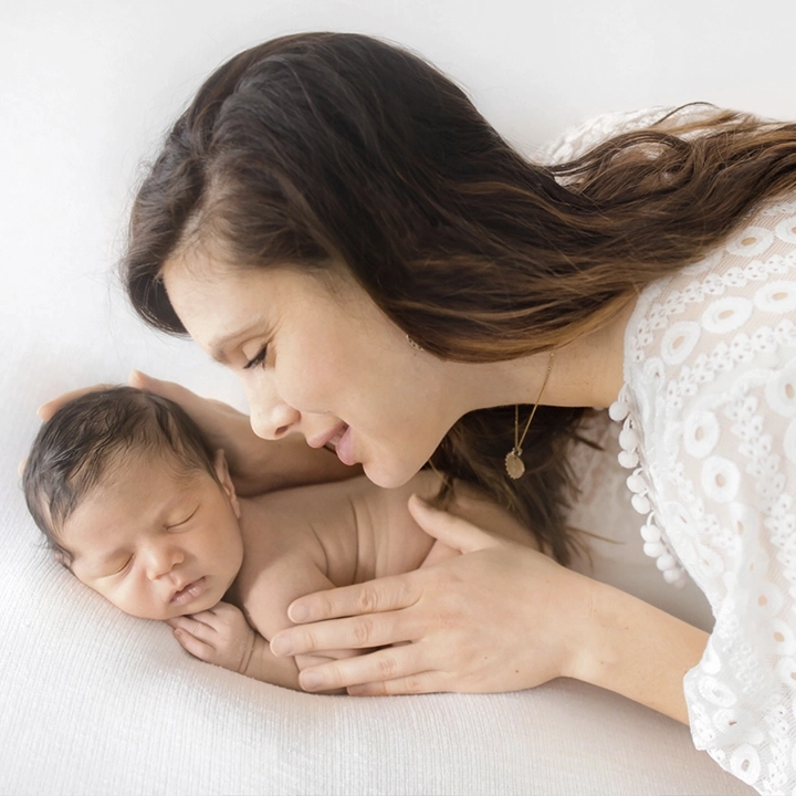 Photo d'une maman qui tient son bébé dans les mains