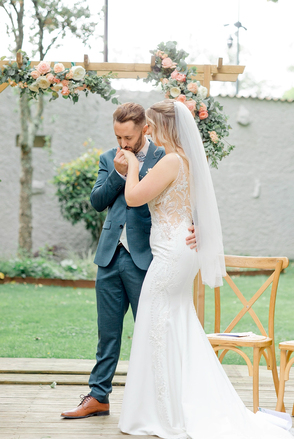 Photo du marié embrassant la main de la mariée