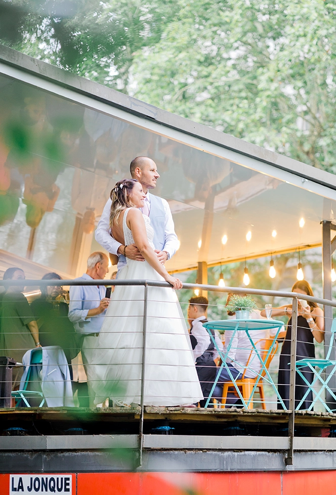 Photo de couple sur la péniche à Toulouse lors de leur mariage