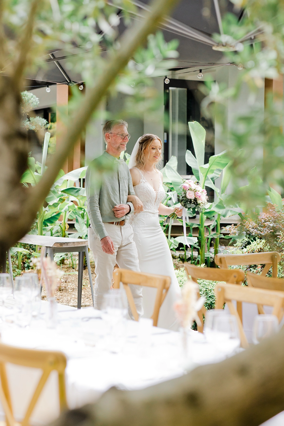Photo du papa qui ramène sa fille à l'autel lors de son mariage