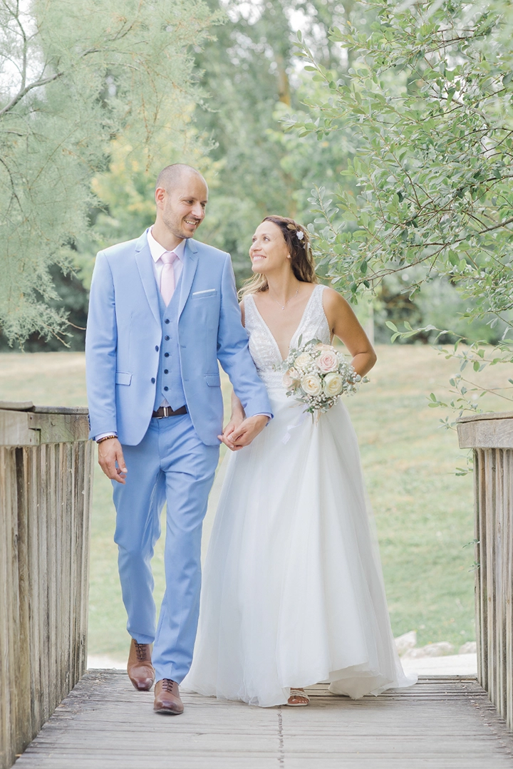 Photo de couple mariés dans le lac de Bruguière à Toulouse