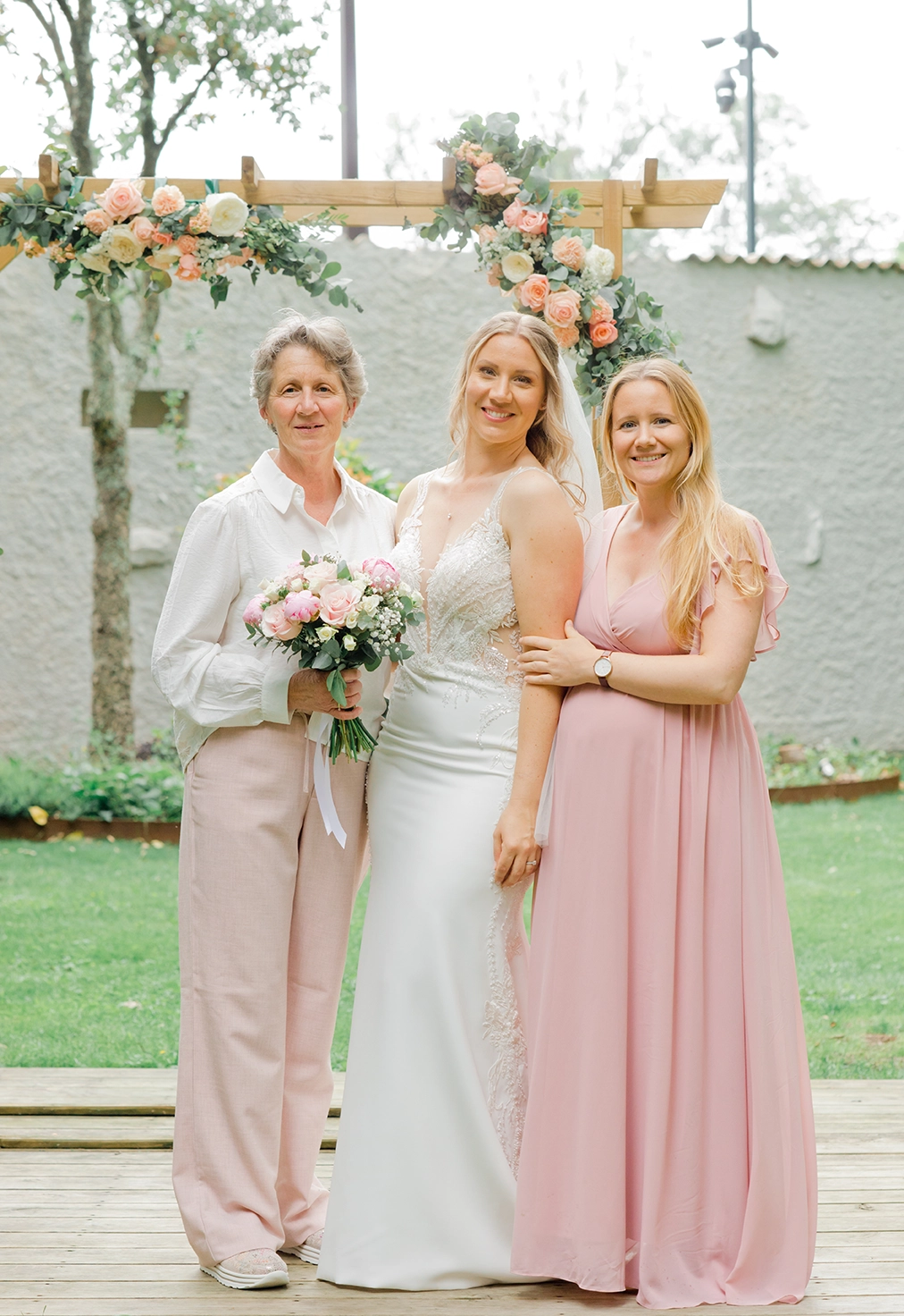 Photo de groupe de la mariée avec sa maman et sa soeur