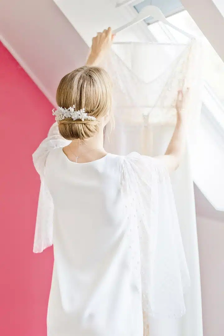 La mariée en train de regarder sa jolie robe