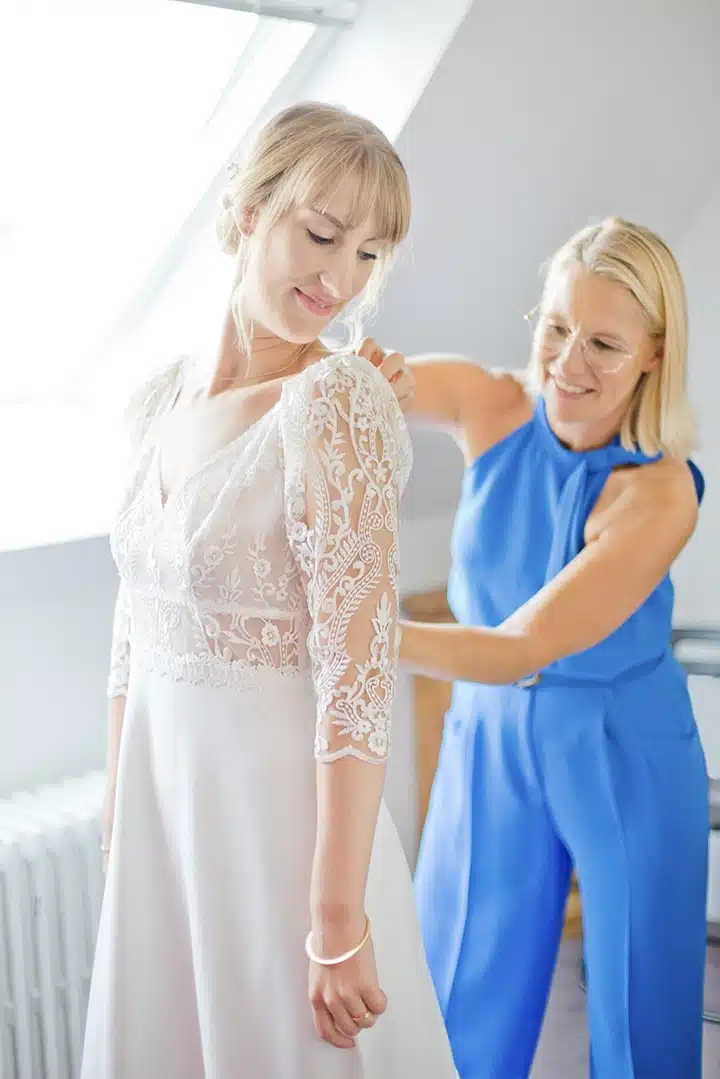 Préparation de la mariée avec sa maman